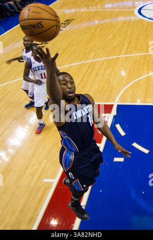 9 février 2013 : le meneur Kemba Walker (15 ans) des Bobcats de Charlotte monte le tir pendant le match NBA entre les Bobcats de Charlotte et les 76ers de Philadelphie au Wells Fargo Center à Philadelphie, en Pennsylvanie. Les 76ers de Philadelphie ont battu les Bobcats de Charlotte, 87-76.(image crédit : © Chris Szagola/Cal Sport Media/ZUMAPRESS.com) Banque D'Images