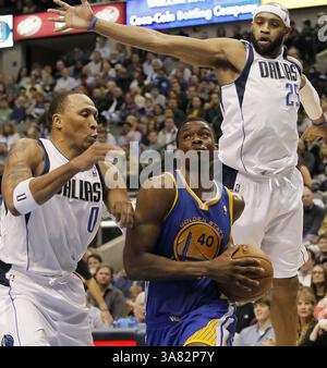 9 février 2013 - Dallas, TX, USA - Harrison Barnes (40) des Golden State Warriors affronte Shawn Marion (0) et Vince carter (25) des Dallas Mavericks lors de la première mi-temps au American Airlines Center de Dallas, Texas, le samedi 9 février 2013. (Crédit image : © Brandon Wade/MCT/ZUMAPRESS.com) Banque D'Images