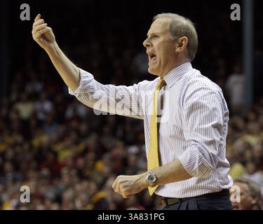 17 janvier 2013 - Minneapolis, MN, U. S - 17 janvier 2013 : John Beilein, entraîneur-chef des Michigan Wolverines, crie des instructions pendant le match de basket-ball de la NCAA entre les Gophers du Minnesota et les Michigan Wolverines au Williams Arena de Minneapolis, Minnesota. (Crédit image : © Andy Blenkush/Cal Sport Media/ZUMAPRESS.com) Banque D'Images
