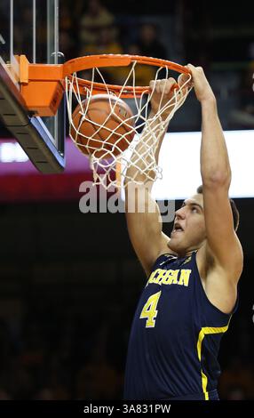 17 janvier 2013 - Minneapolis, MN, U. S - 17 janvier 2013 : L'attaquant des Michigan Wolverines, Mitch McGary (4), lance le ballon lors du match de basket-ball de la NCAA entre les Gophers du Minnesota et les Michigan Wolverines au Williams Arena de Minneapolis, Minnesota. (Crédit image : © Andy Blenkush/Cal Sport Media/ZUMAPRESS.com) Banque D'Images