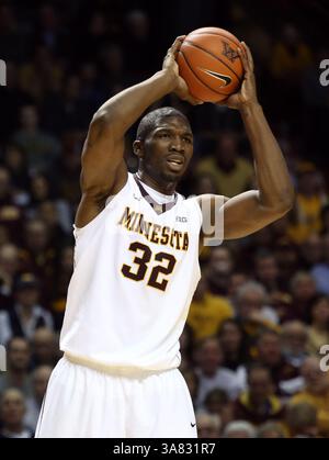 17 janvier 2013 - Minneapolis, MN, U. S - 17 janvier 2013 : L'attaquant des Gophers du Minnesota Trevor Mbakwe (32 ans) cherche à passer la balle pendant le match de basket-ball de la NCAA entre les Gophers du Minnesota et les Wolverines du Michigan à Williams Arena à Minneapolis, Minnesota. (Crédit image : © Andy Blenkush/Cal Sport Media/ZUMAPRESS.com) Banque D'Images