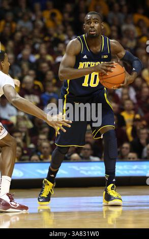 17 janvier 2013 - Minneapolis, MN, U. S - 17 janvier 2013 : le garde des Michigan Wolverines Tim Hardaway Jr. (10 ans) cherche à passer la balle pendant le match de basket-ball de la NCAA entre les Gophers du Minnesota et les Michigan Wolverines à Williams Arena à Minneapolis, Minnesota. (Crédit image : © Andy Blenkush/Cal Sport Media/ZUMAPRESS.com) Banque D'Images