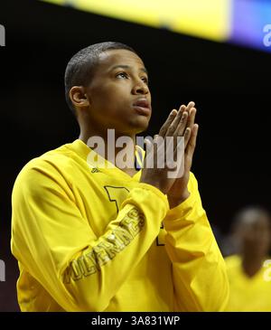 17 janvier 2013 - Minneapolis, MN, U. S - 17 janvier 2013 : Michigan Wolverines garde Trey Burke (3) avant le début du match de basket-ball NCAA entre les Gophers du Minnesota et les Michigan Wolverines au Williams Arena de Minneapolis, Minnesota. (Crédit image : © Andy Blenkush/Cal Sport Media/ZUMAPRESS.com) Banque D'Images