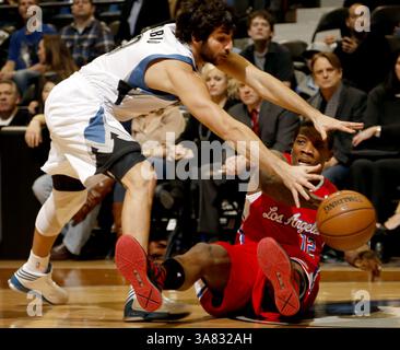17 janvier 2013 - Minneapolis, MN, États-Unis - Ricky Rubio (9 ans) des Timberwolves du Minnesota et Eric Bledsoe (12 ans) des Clippers de Los Angeles se sont battus pour un ballon lâche au premier quart-temps au Target Center le jeudi 17 janvier 2013, à Minneapolis, au Minnesota. (Crédit image : © Carlos Gonzalez/MCT/ZUMAPRESS.com) Banque D'Images