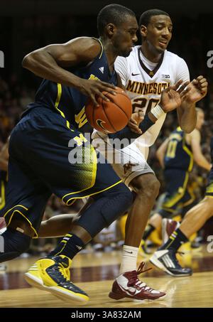 17 janvier 2013 - Minneapolis, MN, USA - Tim Hardaway Jr. du Michigan, à gauche, affronte Austin Hollins (20) du Minnesota à Williams Arena de Minneapolis, Minnesota, le jeudi 17 janvier 2013. Michigan bat le Minnesota, 83-75. (Crédit image : © Richard Tsong-Taatarii/MCT/ZUMAPRESS.com) Banque D'Images