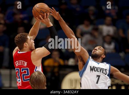 17 janvier 2013 - Minneapolis, MN, USA - Derrick Williams (7) des Timberwolves du Minnesota tente de bloquer un tir de Blake Griffin (32) des Clippers de Los Angeles au premier quart-temps au Target Center le jeudi 17 janvier 2013, à Minneapolis, Minnesota. (Crédit image : © Carlos Gonzalez/MCT/ZUMAPRESS.com) Banque D'Images