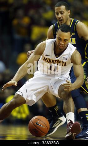 17 janvier 2013 - Minneapolis, MN, USA - Joe Coleman (11) du Minnesota perd son dribble alors que Jordan Morgan du Michigan défend à Williams Arena à Minneapolis, Minnesota, le jeudi 17 janvier 2013. Michigan bat le Minnesota, 83-75. (Crédit image : © Richard Tsong-Taatarii/MCT/ZUMAPRESS.com) Banque D'Images