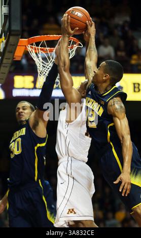 17 janvier 2013 - Minneapolis, MN, USA - Joe Coleman du Minnesota est accueilli au panier par Trey Burke du Michigan, à droite, à Williams Arena à Minneapolis, Minnesota, le jeudi 17 janvier 2013. Michigan bat le Minnesota, 83-75. (Crédit image : © Richard Tsong-Taatarii/MCT/ZUMAPRESS.com) Banque D'Images