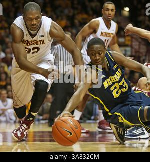 17 janvier 2013 - Minneapolis, MN, États-Unis - Trevor Mbakwe du Minnesota plonge pour une balle lâche contre Caris Levert (23) du Michigan à Williams Arena à Minneapolis, Minnesota, le jeudi 17 janvier 2013. Michigan bat le Minnesota, 83-75. (Crédit image : © Richard Tsong-Taatarii/MCT/ZUMAPRESS.com) Banque D'Images