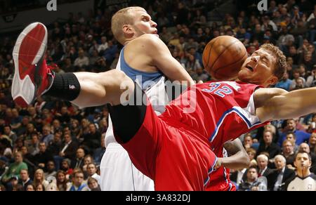 17 janvier 2013 - Minneapolis, MN, États-Unis - Greg Stiemsma (34) des Timberwolves du Minnesota garde Blake Griffin (32) des Clippers de Los Angeles au troisième quart-temps au Target Center le jeudi 17 janvier 2013, à Minneapolis, Minnesota. Griffin a appelé à voyager sur la pièce. (Crédit image : © Carlos Gonzalez/MCT/ZUMAPRESS.com) Banque D'Images