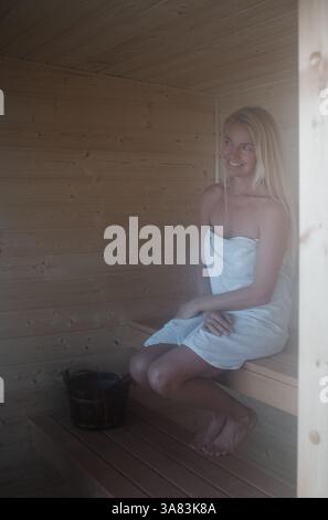 Heureuse femme suédoise profitant d'un sauna dans l'archipel Banque D'Images