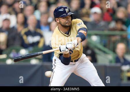 21 avril 2013 - Milwaukee, Wisconsin, États-Unis d'Amérique - 21 avril 2013 : Alex Gonzalez, frappeur de Milwaukee #11, regarde un terrain extérieur pendant l'action de jeu. Les Brewers ont battu les Cubs 4-2 à Miller Park à Milwaukee, WISCONSIN. John Fisher/CSM (crédit image : © John Fisher/Cal Sport Media/ZUMAPRESS.com) Banque D'Images