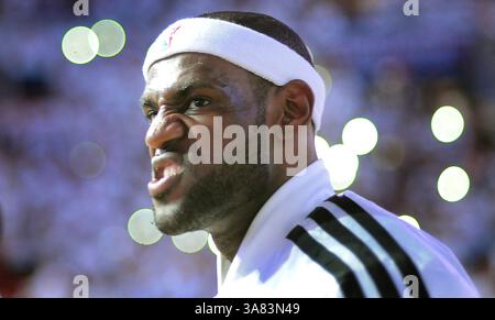 21 avril 2013 - Miami, FL, États-Unis - LeBron James de Miami Heat joue l'hymne national dans le match 1 des éliminatoires de la Conférence est de la NBA contre les Bucks de Milwaukee à l'AmericanAirlines Arena de Miami, Floride, le dimanche 21 avril 2013. (Crédit image : © Robert Duyos/MCT/ZUMAPRESS.com) Banque D'Images