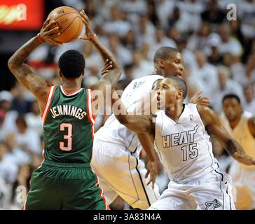 21 avril 2013 - Miami, Floride, États-Unis - Mario Chalmers de Miami Heat frappe le bras de Brandon Jennings de Milwaukee Bucks alors qu'il était en défense lors du premier quart-temps du match 1 des séries éliminatoires de la Conférence est de la NBA à l'AmericanAirlines Arena de Miami, Floride, le dimanche 21 avril 2013. (Crédit image : © Robert Duyos/MCT/ZUMAPRESS.com) Banque D'Images