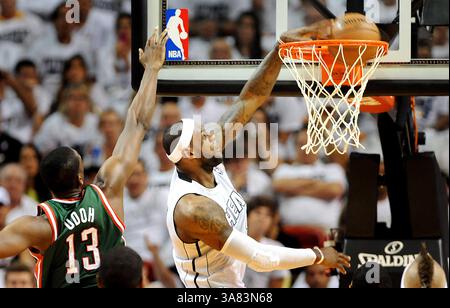 21 avril 2013 - Miami, FL, États-Unis - LeBron James de Miami Heat bat Ekpe Udoh de Milwaukee Bucks pour un dunk de troisième quart-temps dans le match 1 des séries éliminatoires de l'Eastern Conference de la NBA à l'AmericanAirlines Arena de Miami, Floride, le dimanche 21 avril 2013. (Crédit image : © Robert Duyos/MCT/ZUMAPRESS.com) Banque D'Images
