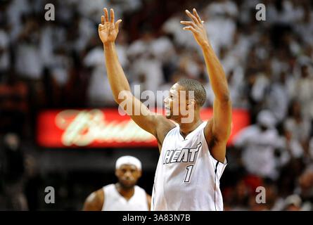 21 avril 2013 - Miami, Floride, États-Unis - Chris Bosh de Miami fait monter la foule alors que le Heat affronte les Bucks de Milwaukee dans le match 1 des séries éliminatoires de la Conférence de l'est de la NBA à l'AmericanAirlines Arena de Miami, Floride, le dimanche 21 avril 2013. (Crédit image : © Robert Duyos/MCT/ZUMAPRESS.com) Banque D'Images
