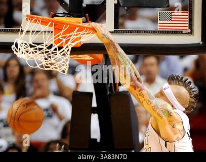 21 avril 2013 - Miami, Floride, États-Unis - Chris Andersen de Miami Heat dunque le ballon pour deux points au troisième quart-temps du match 1 des éliminatoires de la Conférence est de la NBA à l'AmericanAirlines Arena de Miami, Floride, le dimanche 21 avril 2013. (Crédit image : © Robert Duyos/MCT/ZUMAPRESS.com) Banque D'Images