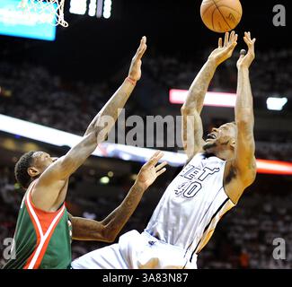 21 avril 2013 - Miami, FL, États-Unis - Udonis Haslem de Miami Heat prend le tir en fondu alors que Larry Sanders de Milwaukee Bucks défend dans le match 1 des séries éliminatoires de la Conférence est de la NBA à l'AmericanAirlines Arena de Miami, Floride, le dimanche 21 avril 2013. (Crédit image : © Robert Duyos/MCT/ZUMAPRESS.com) Banque D'Images