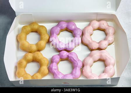 Vue rapprochée de Donuts dans une boîte de papier Banque D'Images