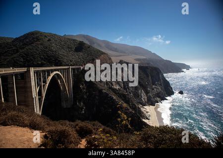 Bixby Creek Bridge enjambe canyon, plage Pacifique, Big sur, Californie Banque D'Images