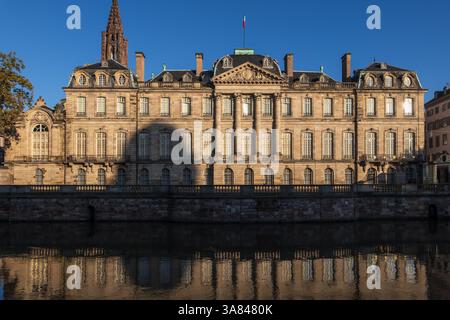 Le Palais Rohan - Palais Rohan à Strasbourg, France. Façade baroque face à la rivière, logement Musée des Arts décoratifs Ancienne résidence du PRI Banque D'Images