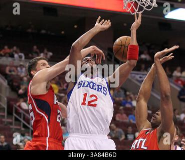 10 avril 2013 - Philadelphie, PA, États-Unis - Evan Turner (12 ans) des 76ers de Philadelphie a son tir bloqué par Kyle Korver, à gauche, et Al Horford des Hawks d'Atlanta pendant le premier quart-temps au Wells Fargo Center à Philadelphie, Pennsylvanie, le mercredi 10 avril 2013. (Crédit image : © Yong Kim/MCT/ZUMAPRESS.com) Banque D'Images