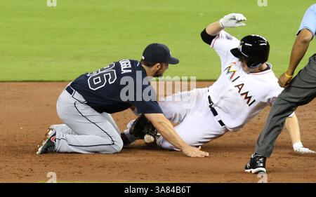 10 avril 2013 - Miami, FL, États-Unis - Chris Valaika de Miami Marlins est en sécurité à la deuxième base après que Dan Uggla d'Atlanta Braves ait lâché la balle au Marlins Park à Miami, Floride, le mercredi lundi 10 avril, 2013. (crédit image : © Hector Gabino/MCT/ZUMAPRESS.com) Banque D'Images