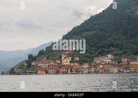Profil du village de Carzano sur le lac Iseo Banque D'Images