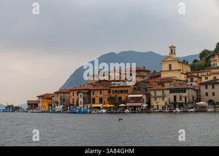 Carzano, Monte Isola, Italie - 27 mai 2024 : profil du village sur le lac Iseo Banque D'Images