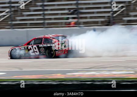 12 avril 2013 - Fort Worth, Texas, U. S - Kevin Harvick (29), pilote de la Sprint Cup Series, souffle un moteur pendant la séance d'entraînement de la NASCAR Sprint Cup Series au Texas Motor Speedway à Fort Worth, Texas. (Crédit image : © Dan Wozniak/ZUMAPRESS.com) Banque D'Images