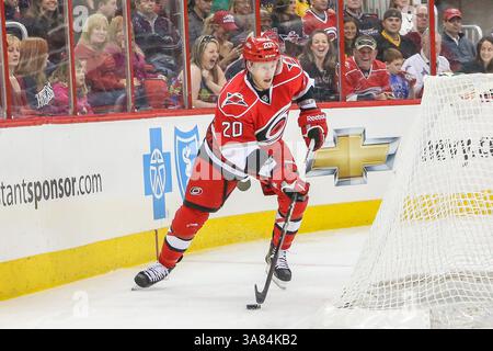 13 avril 2013 - Raleigh, Caroline du Nord, U. S - Carolina Hurricanes Center RILEY NASH (20 ans) pendant le match de la LNH entre les Bruins de Boston et les Hurricanes de Caroline au PNC Arena. Les Hurricanes de Caroline battent les Bruins de Boston 4-2. (Crédit image : © Andy Martin Jr./ZUMAPRESS.com) Banque D'Images