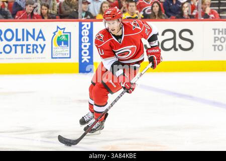 13 avril 2013 - Raleigh, Caroline du Nord, U. S - Carolina Hurricanes Center RILEY NASH (20 ans) pendant le match de la LNH entre les Bruins de Boston et les Hurricanes de Caroline au PNC Arena. Les Hurricanes de Caroline battent les Bruins de Boston 4-2. (Crédit image : © Andy Martin Jr./ZUMAPRESS.com) Banque D'Images