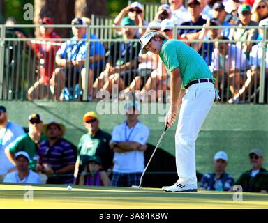 13 avril 2013 - Augusta, GA, États-Unis - Brandt Snedeker regarde son putt d'aigle sur le 15e trou lors de la troisième manche du Masters à l'Augusta National Golf Club à Augusta, Géorgie, samedi 13 avril 2013. (Crédit image : © Tim Dominick/MCT/ZUMAPRESS.com) Banque D'Images