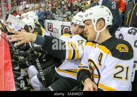13 avril 2013 - Raleigh, Caroline du Nord, U. S - le défenseur des Bruins de Boston MATT BARTKOWSKI (43) et le défenseur des Bruins de Boston ANDREW FERENCE (21) lors du match de la LNH entre les Bruins de Boston et les Hurricanes de Caroline au PNC Arena. Les Hurricanes de Caroline battent les Bruins de Boston 4-2. (Crédit image : © Andy Martin Jr./ZUMAPRESS.com) Banque D'Images