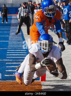 13 avril 2013 - Boise, Idaho, États-Unis - GERALDO BODEWIJN, receveur de Boise State Wide, fait une prise acrobatique à la ligne de but, défendu par le cornerback CHAZ ANDERSON, et a marqué un touchdown dans le match de scrimmage printanier des Broncos au Bronco Stadium de Boise, Idaho, samedi. (Crédit image : © Darin Oswald/MCT/ZUMAPRESS.com) Banque D'Images