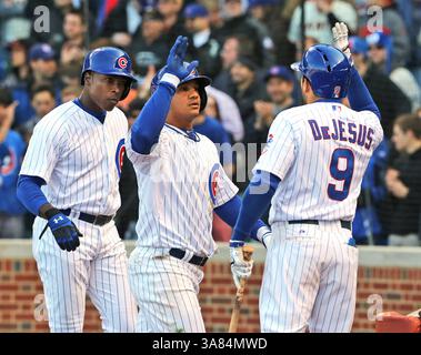 14 avril 2013 - Chicago, il, USA - Chicago Cubs Left Fielder Alfonso Soriano (12), Left, Chicago Cubs Short stop Alberto Gonzalez (8) avec Chicago Cubs Right Fielder David DeJesus (9) après son sacrifice Fly a marqué Chicago Cubs Left Fielder Alfonso Soriano (12) lors de la huitième manche au Wrigley Field à Chicago, Illinois, dimanche 14 avril 2013. (Crédit image : © Nuccio Dinuzzo/MCT/ZUMAPRESS.com) Banque D'Images