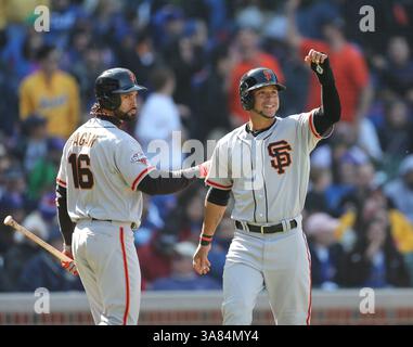 14 avril 2013 - Chicago, il, États-Unis - Gregor Blanco (7), à droite, des San Francisco Giants, tire son poing après avoir marqué sur Nick Noonan (21), un single à deux RBI des San Francisco Giants lors de la sixième manche au Wrigley Field à Chicago, Illinois, dimanche 14 avril 2013. (Crédit image : © Nuccio Dinuzzo/MCT/ZUMAPRESS.com) Banque D'Images