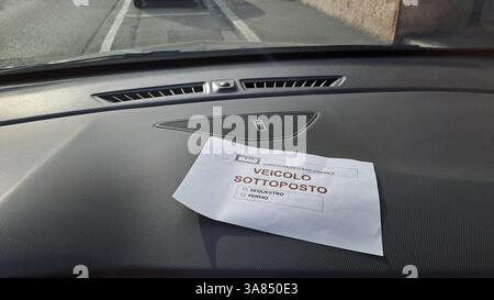 Saisie du véhicule avec feuille imprimée en italien (véhicule soumis à saisie) Banque D'Images