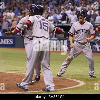 May 16, 2013 - Petersburg, FL, USA - Pedro Ciriaco, Dustin Pedroia (15) et Daniel Nava, à droite, les Red Sox de Boston célèbrent après avoir marqué sur une volonté Middlebrooks doublé en neuvième manche contre les Rays de Tampa Bay au Tropicana Field à Petersburg, Floride, le jeudi 16 mai 2013. Boston a gagné, 4-3. (Crédit image : © James Borchuck/MCT/ZUMAPRESS.com) Banque D'Images