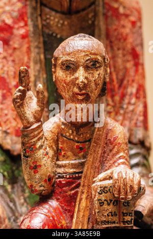 Bébé Jésus dans les bras de la mère de Dieu du Ger, XIIe siècle, sculpture en bois de tempera polychrome et reliefs en stuc, église de Santa Coloma de Ger, MNAC, Banque D'Images