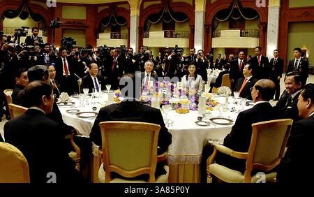 Le 25 avril 2013 - Bandar Seri Begawan, Brunei - cette photo prise le 25 avril 2013 montre des leaders discutant lors du déjeuner lors de la 22e retraite du Sommet de l'ASEAN à la salle de banquet, bureau Prime Ministerâ€™s (PMO) à Bandar Seri Begawan, Brunei. Brunei accueille le 22e sommet de l'ANASE avec des questions de sécurité et d'économie en tête de l'ordre du jour des dirigeants du bloc des 10 Nations. (Crédit image : © Rey Baniquet/Rey Baniquet/MPB/ZUMAPRESS.com) Banque D'Images