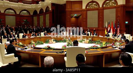 25 avril 2013 - Bandar Seri Begawan, Brunei - cette photo prise le 25 avril 2013 montre les dirigeants lors de la 22e retraite du Sommet de l'ASEAN au bureau Prime Ministerâ€™ de Bandar Seri Begawan, Brunei. Brunei accueille le 22e sommet de l'ANASE avec des questions de sécurité et d'économie en tête de l'ordre du jour des dirigeants du bloc des 10 Nations. (Crédit image : © Rey Baniquet/Rey Baniquet/MPB/ZUMAPRESS.com) Banque D'Images