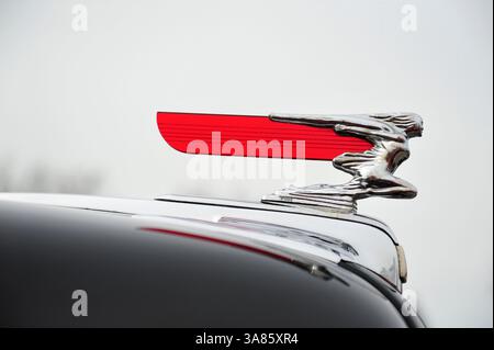 Mar 31, 2013 - Garden City, New York, États-Unis - cet ornement de capot chromé et rouge en gros plan est de noir et de bois 1946 Ford Super Deluxe 'Woodie' break dans la 58e parade annuelle de voitures anciennes du dimanche de Pâques et spectacle parrainé par la Chambre de commerce de Garden City. Des centaines de vieilles voitures authentiques, 1898-1988, y compris des antiquités, classiques et d'intérêt particulier ont participé au défilé. (Crédit image : © Ann Parry/ZUMAPRESS.com) Banque D'Images