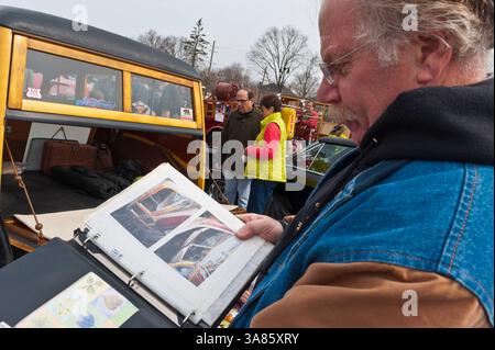 31 mars 2013 - Garden City, New York, États-Unis - BOB NELSON, montrant des photos de son wagon Ford Super Deluxe 'Woodie' noir et bois 1946 lorsqu'il l'a obtenu pour la première fois, participe à la 58e parade annuelle des voitures anciennes du dimanche de Pâques et salon sponsorisé par la Chambre de commerce de Garden City. Des centaines de vieilles voitures authentiques, 1898-1988, y compris des antiquités, classiques et d'intérêt particulier ont participé au défilé. (Crédit image : © Ann Parry/ZUMAPRESS.com) Banque D'Images
