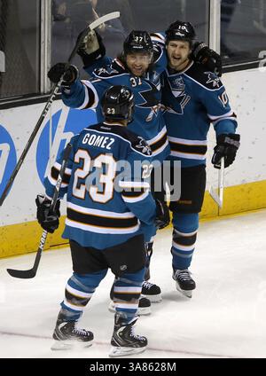 1er avril 2013 - San Jose, CA, États-Unis - Andrew Desjardins (10) des Sharks de San Jose célèbre son but avec Adam Burish (37) des Sharks de San Jose et Scott Gomez (23) des Sharks de San Jose contre les Canucks de Vancouver en deuxième période au HP Pavilion à San Jose, Californie, le lundi 1er avril 2013. (Crédit image : © Nhat V. Meyer/MCT/ZUMAPRESS.com) Banque D'Images