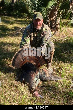2 avril 2013 - Okeechobee, FL, États-Unis - Steve Windham de Wilmington, Caroline du Nord montre la turquie d'Osceola qu'il a tué avec le guide Brandon Storey près d'Okeechobee. Floride. (Crédit image : © Brandon Storey/MCT/ZUMAPRESS.com) Banque D'Images