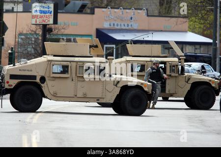 19 avril 2013 - Watertown, Massachusetts, États-Unis - des bourdonnements militaires lors de la recherche de Dzhokhar Tsarnaev, l'un des présumés bombardiers du marathon de Boston. Anthony Nesmith/CSM. (Crédit image : © Anthony Nesmith/Cal Sport Media/ZUMAPRESS.com) Banque D'Images
