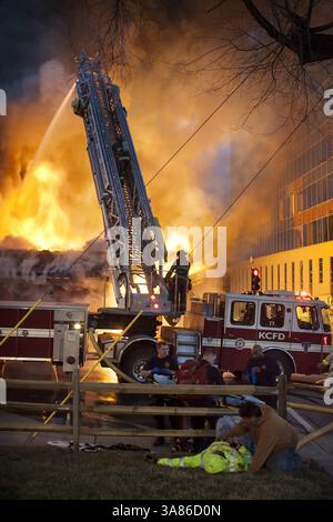 19 février 2013 - Kansas City, MO, États-Unis - les ambulanciers paramédicaux s'occupent des victimes d'une explosion et d'un incendie à 4 alarmes au restaurant JJ's sur le Country Club Plaza à Kansas City, le mardi 19 février 2013. (Crédit image : © Bob Greenspan/MCT/ZUMAPRESS.com) Banque D'Images