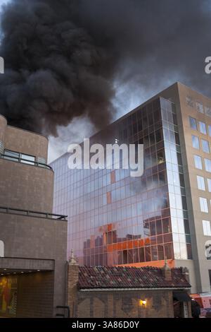 19 février 2013 - Kansas City, MO, États-Unis - fumée provenant de la scène d'une explosion et d'un incendie à 4 alarmes au restaurant JJ's sur le Country Club Plaza, à Kansas, City, le mardi 19 février 2013. (crédit image : © Bob Greenspan/MCT/ZUMAPRESS.com) Banque D'Images