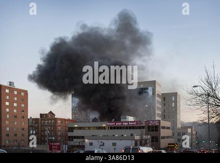 19 février 2013 - Kansas City, MO, États-Unis - de la fumée s'échappe de la scène d'une explosion et d'un incendie à 4 alarmes au restaurant JJ's sur le Country Club Plaza, à Kansas, City, le mardi 19 février 2013. (crédit image : © Bob Greenspan/MCT/ZUMAPRESS.com) Banque D'Images